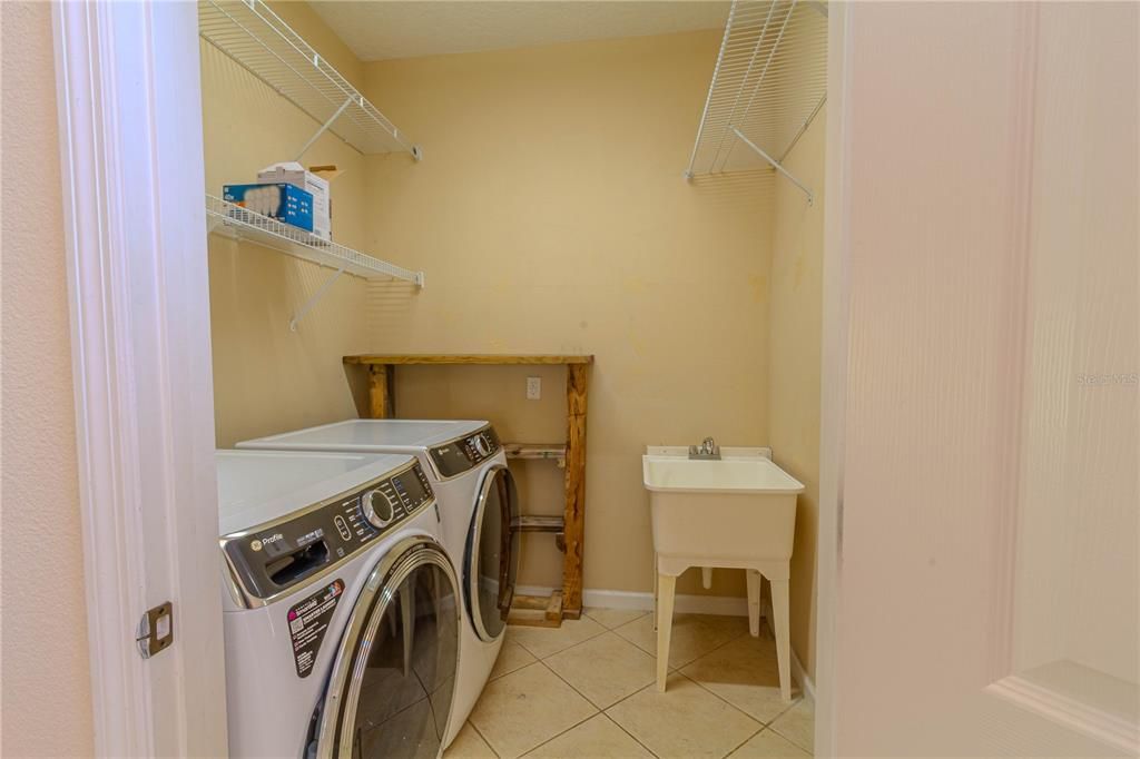 En Venta: $469,000 (4 camas, 2 baños, 1937 Pies cuadrados)