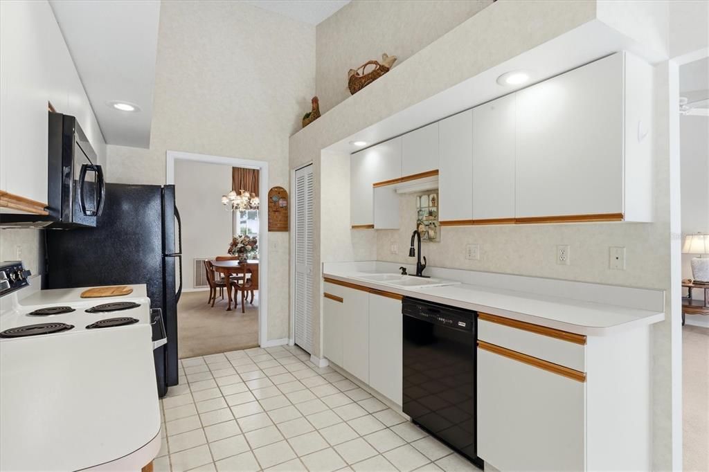 For Rent: $2,500 (2 beds, 2 baths, 1525 Square Feet)