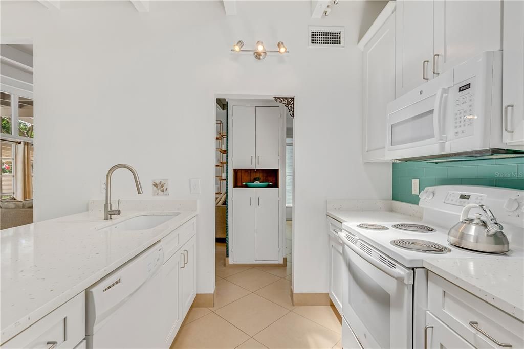 For Rent: $2,350 (2 beds, 1 baths, 1224 Square Feet)