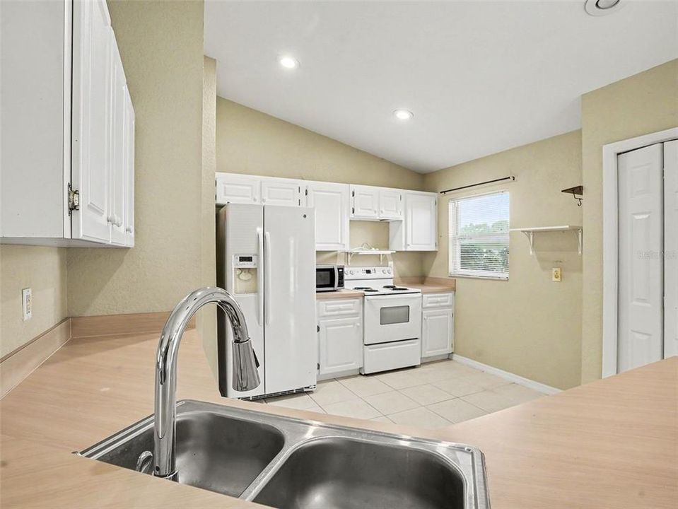 For Sale: $300,000 (3 beds, 2 baths, 1685 Square Feet)