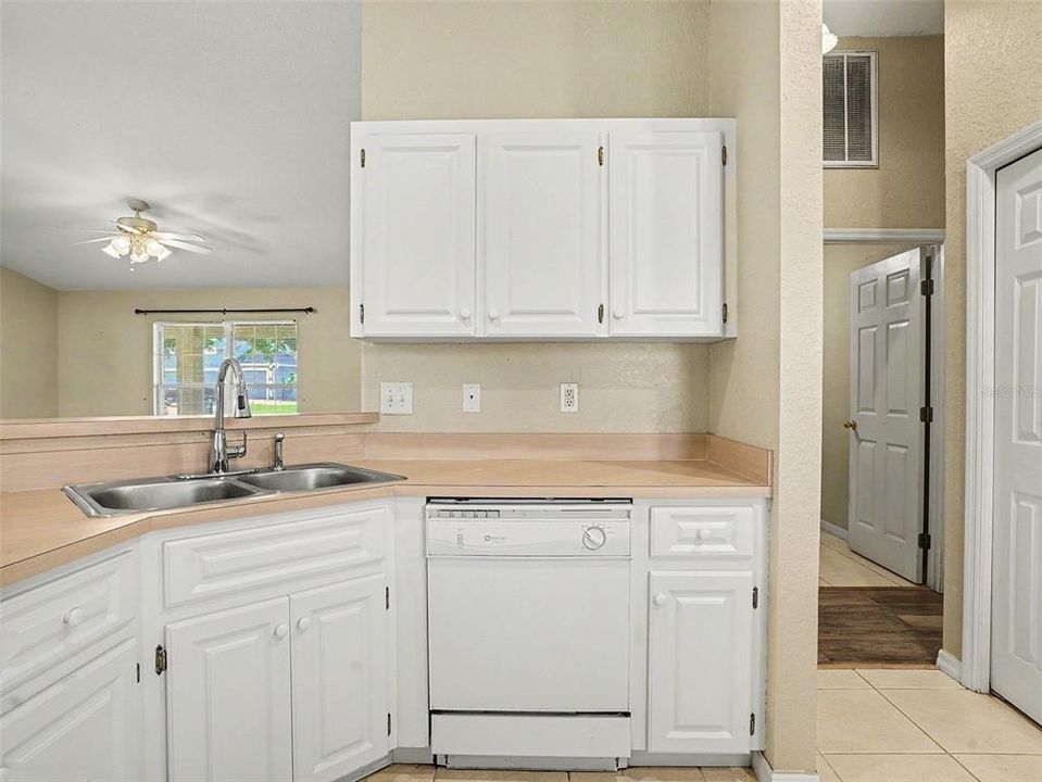 For Sale: $300,000 (3 beds, 2 baths, 1685 Square Feet)