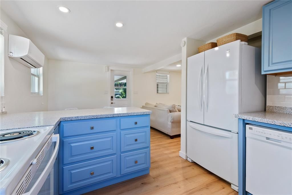 For Rent: $1,750 (1 beds, 1 baths, 400 Square Feet)