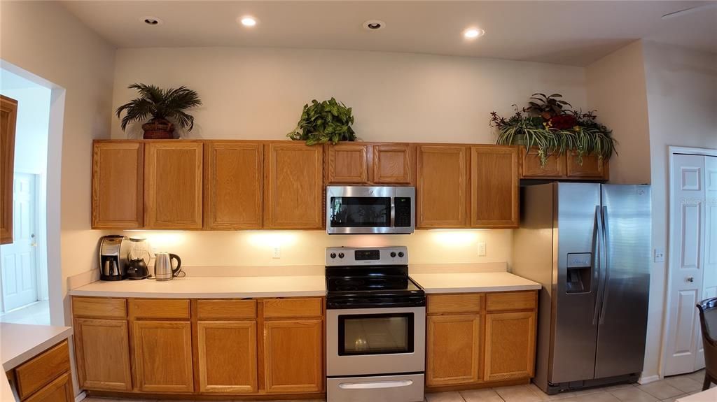 For Sale: $385,000 (3 beds, 2 baths, 1984 Square Feet)