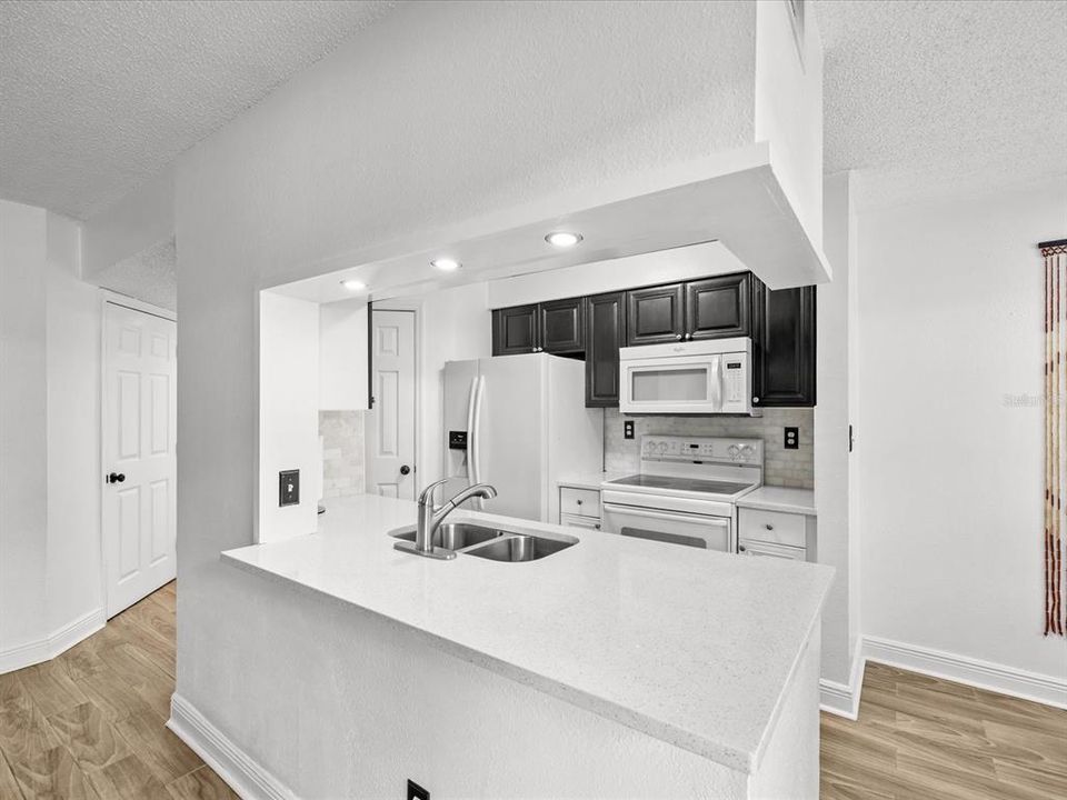 For Sale: $149,900 (1 beds, 1 baths, 684 Square Feet)