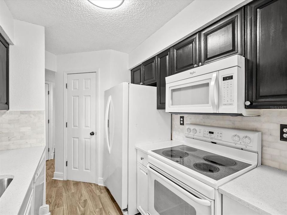 For Sale: $149,900 (1 beds, 1 baths, 684 Square Feet)