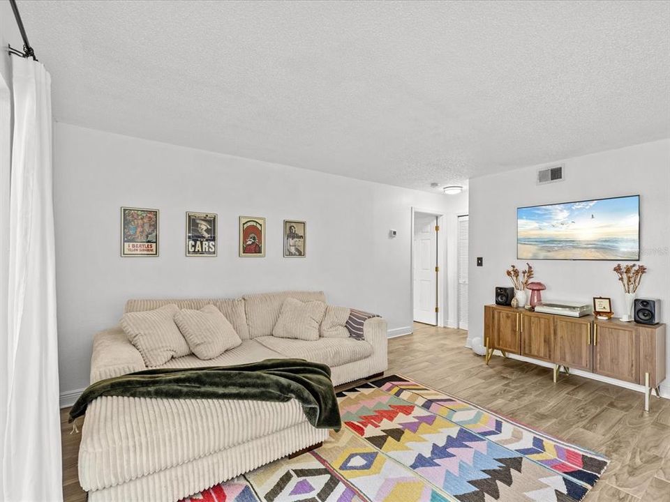 For Sale: $149,900 (1 beds, 1 baths, 684 Square Feet)