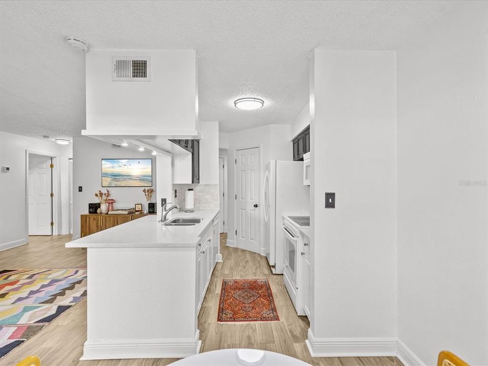 For Sale: $149,900 (1 beds, 1 baths, 684 Square Feet)