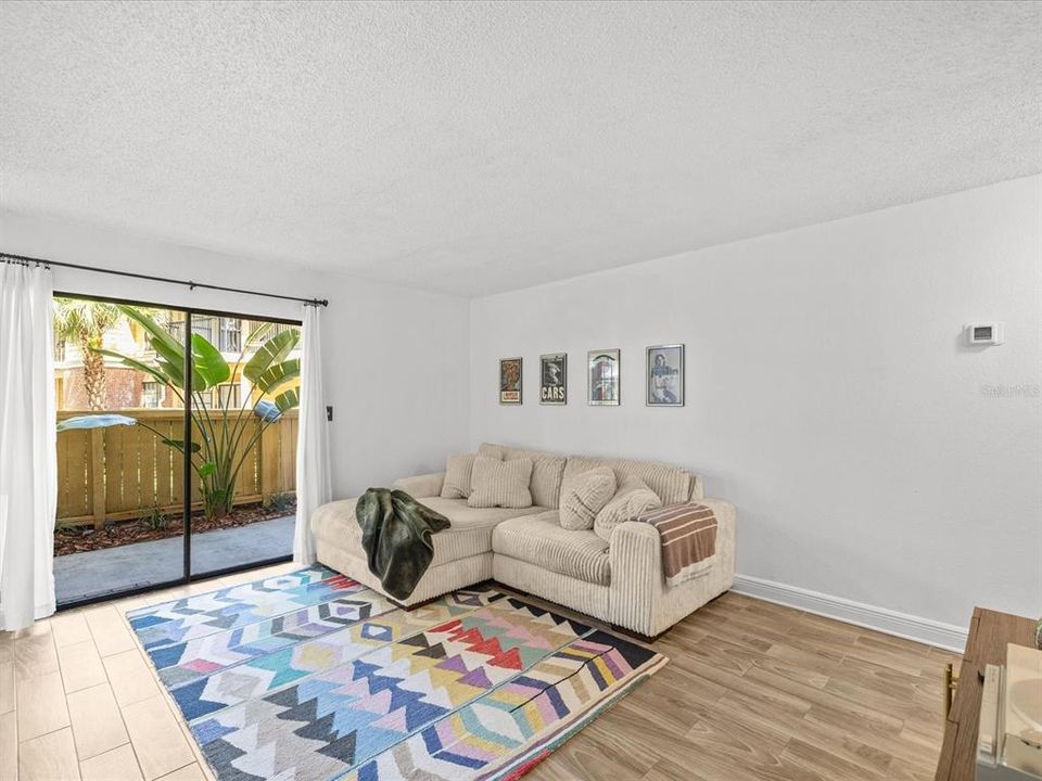 For Sale: $149,900 (1 beds, 1 baths, 684 Square Feet)