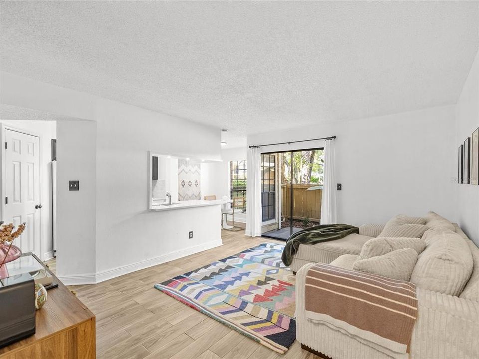 For Sale: $149,900 (1 beds, 1 baths, 684 Square Feet)