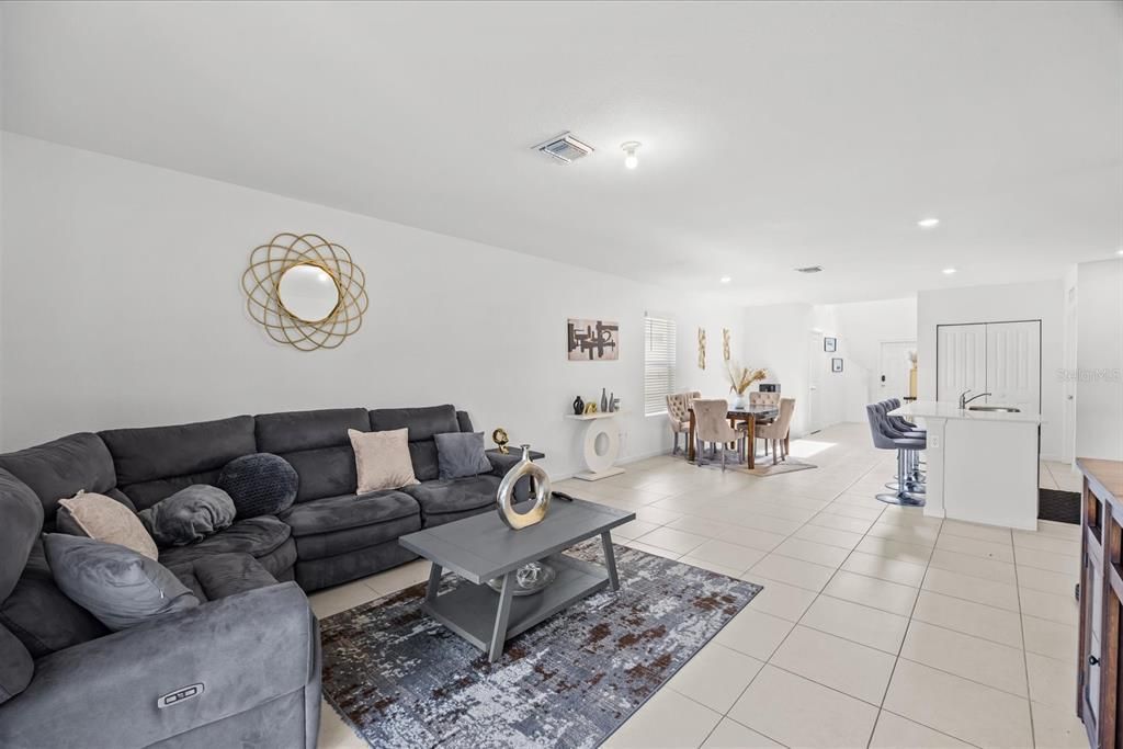 En Venta: $392,999 (5 camas, 2 baños, 2326 Pies cuadrados)