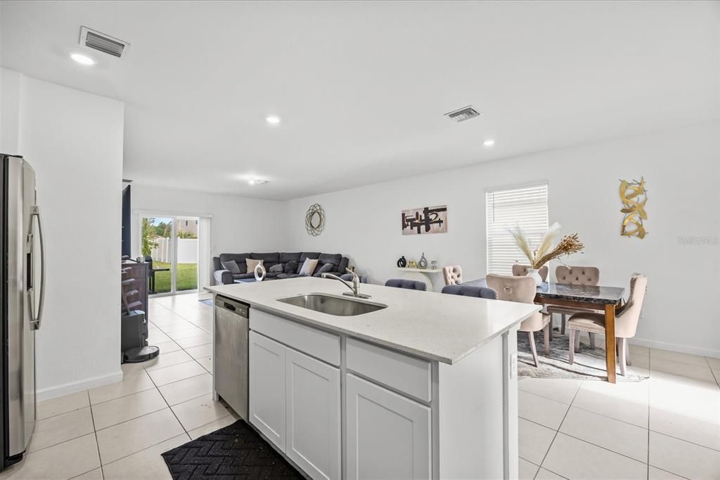 En Venta: $392,999 (5 camas, 2 baños, 2326 Pies cuadrados)