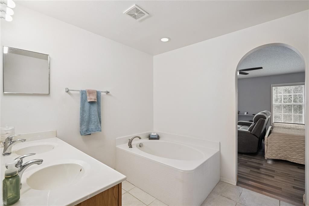 For Sale: $425,000 (4 beds, 2 baths, 2821 Square Feet)