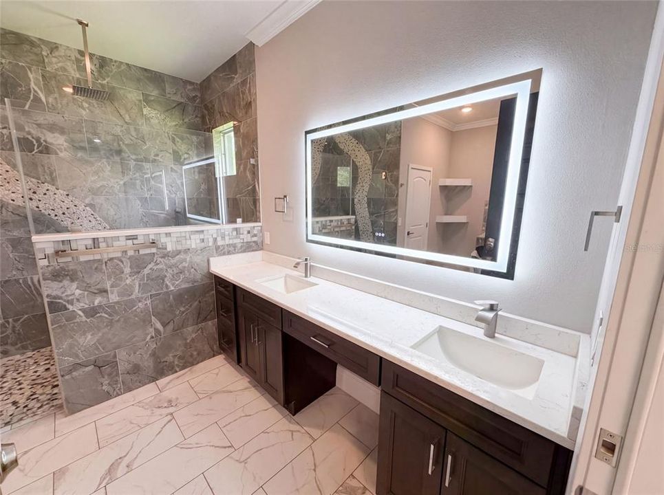 En Venta: $1,040,000 (4 camas, 3 baños, 3036 Pies cuadrados)