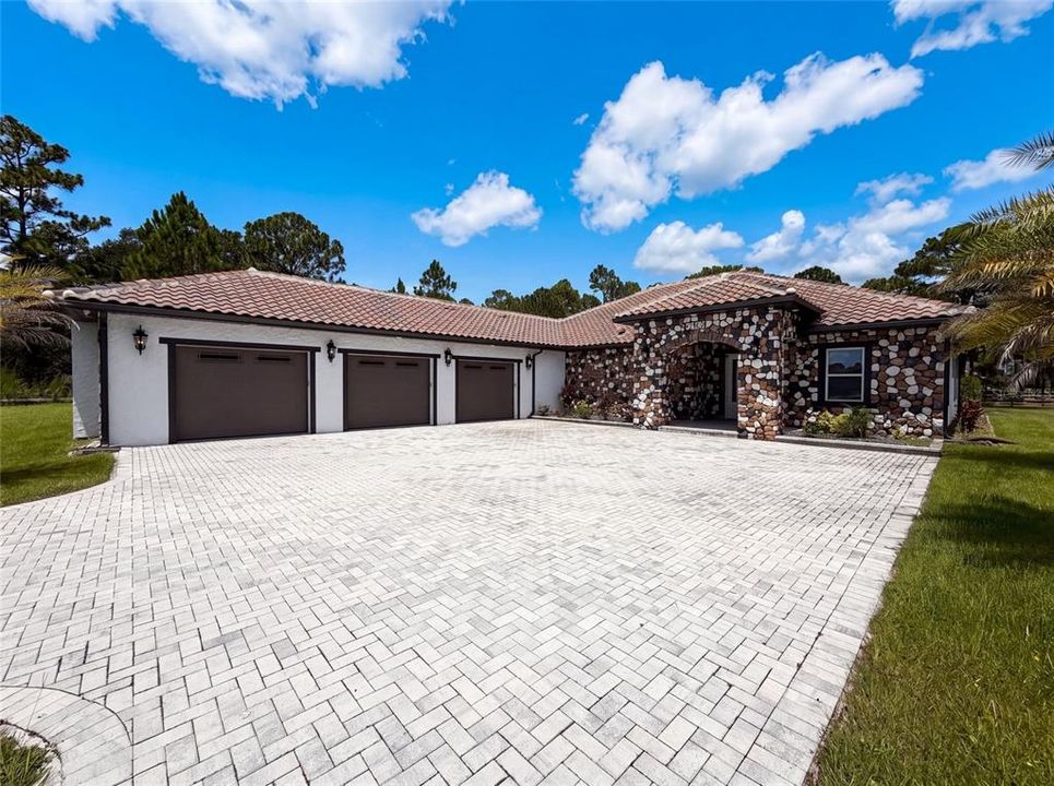 En Venta: $1,040,000 (4 camas, 3 baños, 3036 Pies cuadrados)