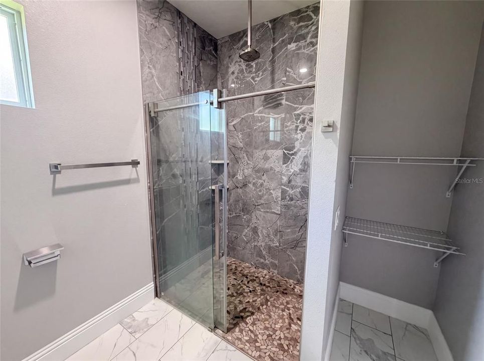 En Venta: $1,040,000 (4 camas, 3 baños, 3036 Pies cuadrados)