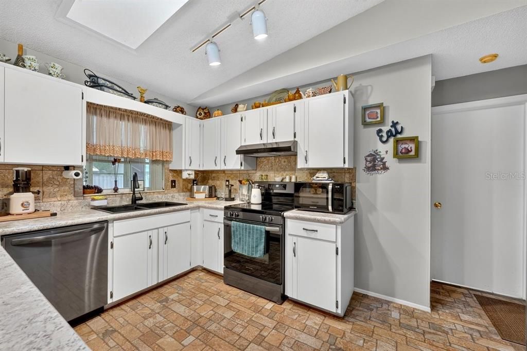 For Sale: $320,000 (3 beds, 2 baths, 1546 Square Feet)