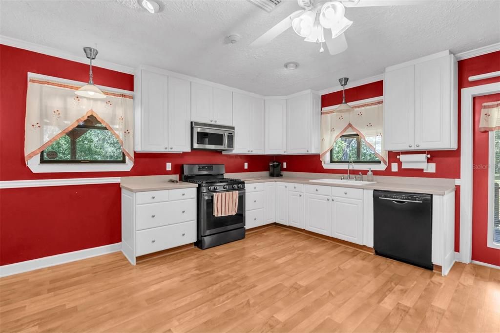 For Sale: $559,000 (3 beds, 2 baths, 1728 Square Feet)