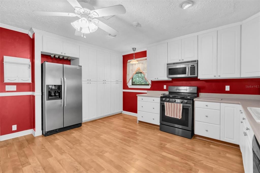 For Sale: $559,000 (3 beds, 2 baths, 1728 Square Feet)