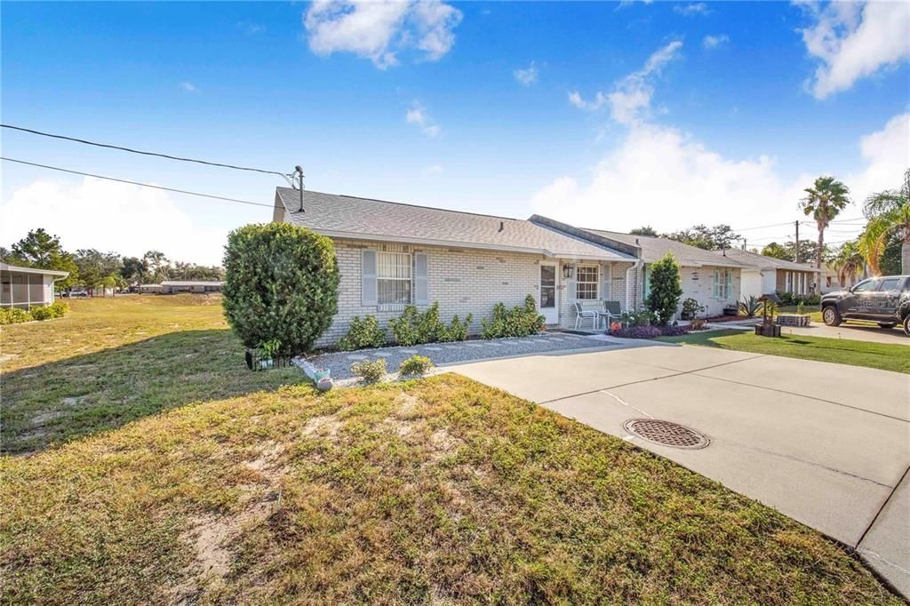 For Sale: $149,000 (2 beds, 2 baths, 858 Square Feet)