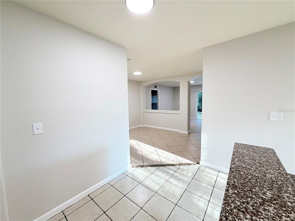 En Venta: $345,000 (4 camas, 2 baños, 1530 Pies cuadrados)
