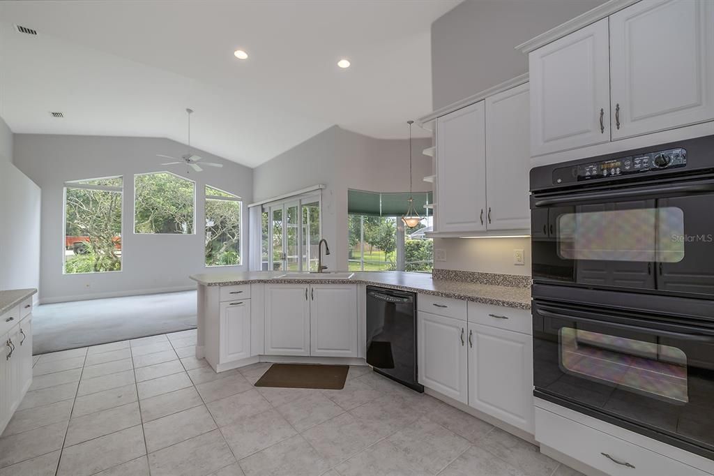 En Venta: $599,000 (3 camas, 3 baños, 2728 Pies cuadrados)