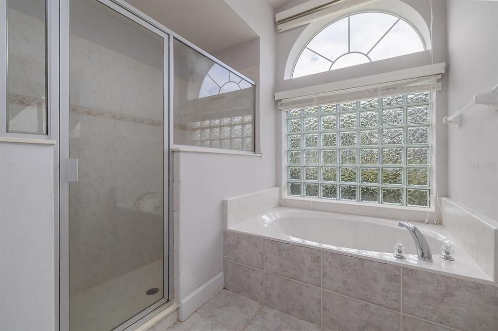 En Venta: $599,000 (3 camas, 3 baños, 2728 Pies cuadrados)