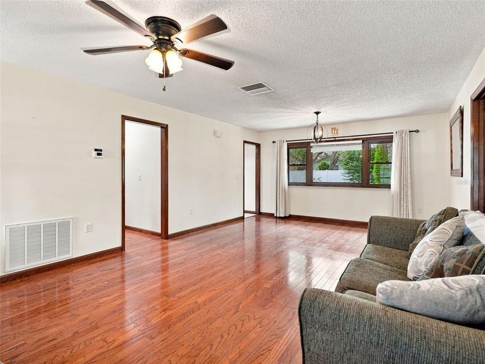 For Sale: $310,000 (2 beds, 2 baths, 1268 Square Feet)