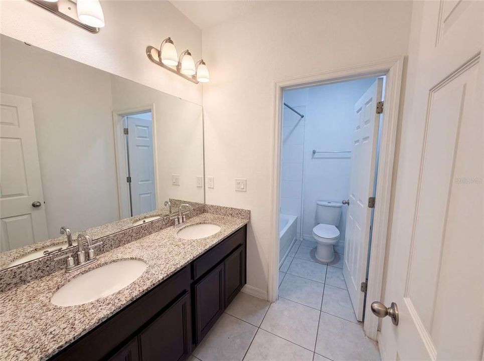En Venta: $428,000 (4 camas, 2 baños, 2060 Pies cuadrados)