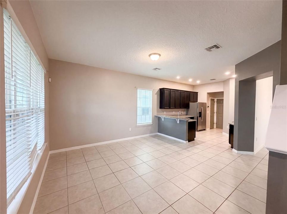 En Venta: $428,000 (4 camas, 2 baños, 2060 Pies cuadrados)