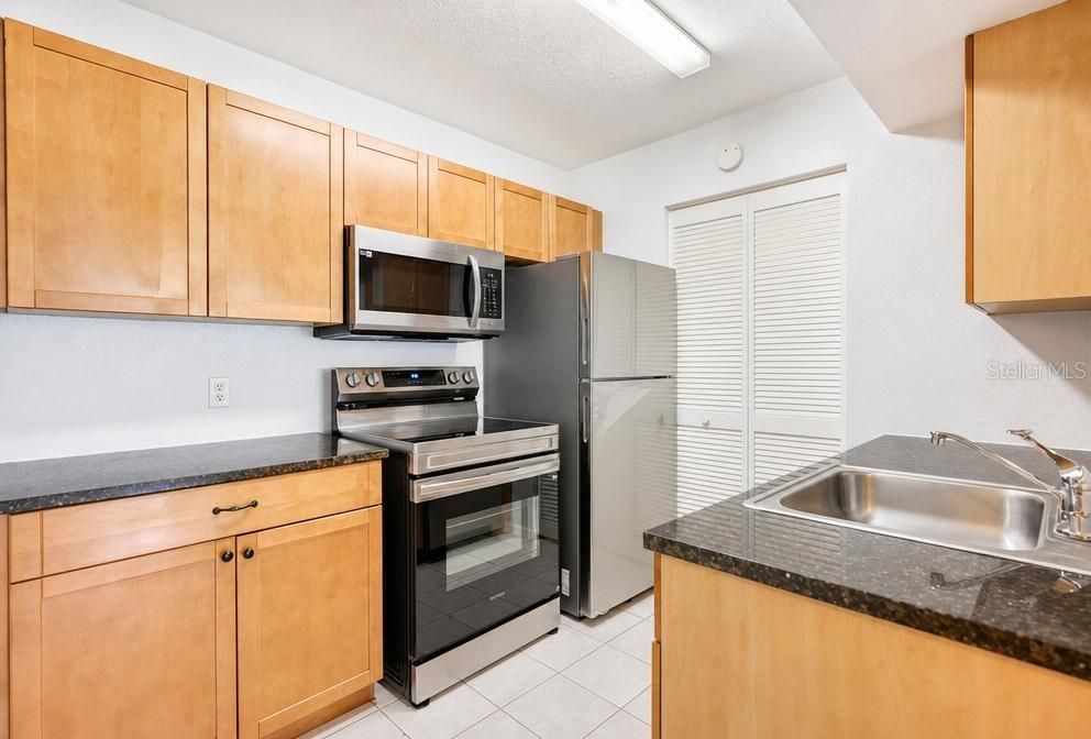 For Rent: $1,299 (1 beds, 1 baths, 627 Square Feet)