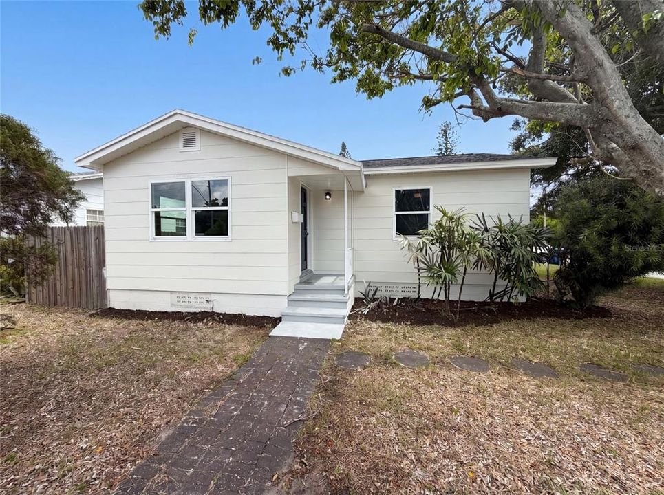 待售: $266,000 (2 贝兹, 1 浴室, 804 平方英尺)