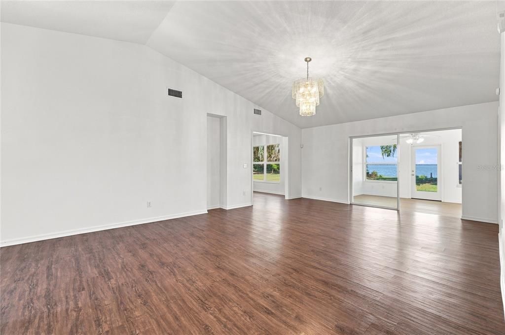 For Sale: $550,000 (3 beds, 2 baths, 1641 Square Feet)