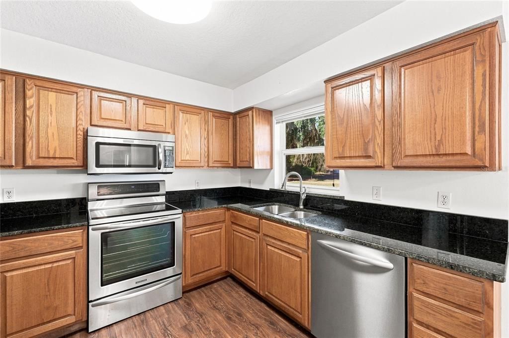 For Sale: $550,000 (3 beds, 2 baths, 1641 Square Feet)