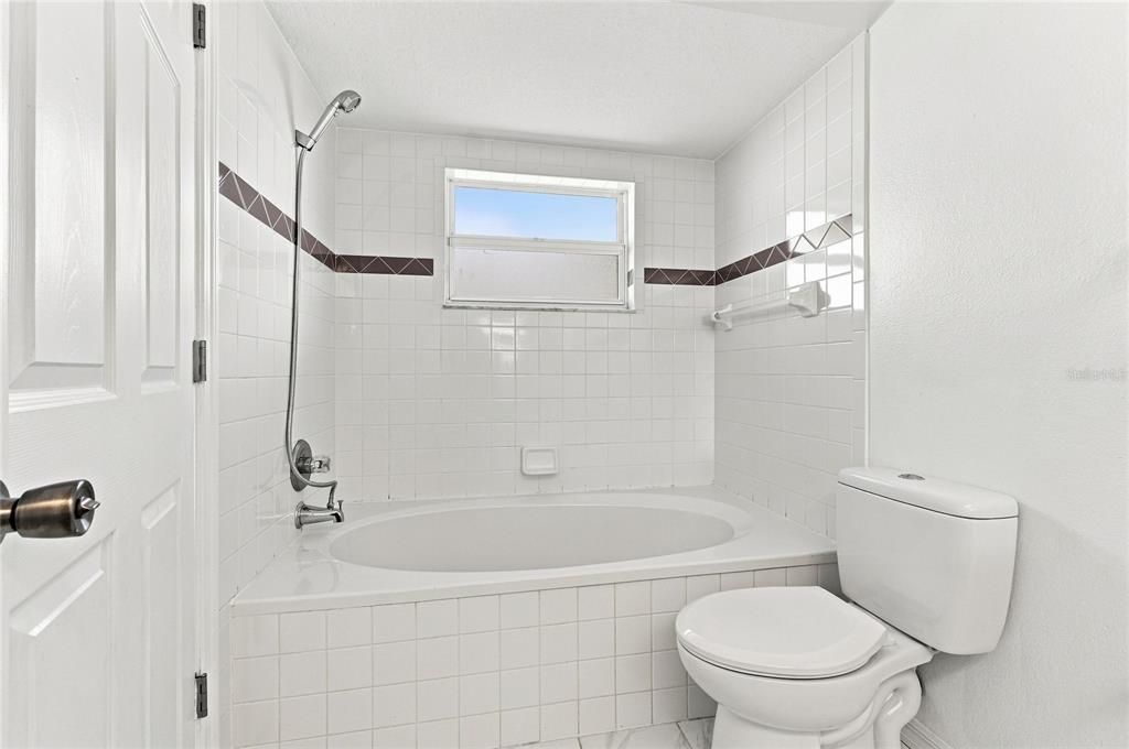 For Sale: $550,000 (3 beds, 2 baths, 1641 Square Feet)