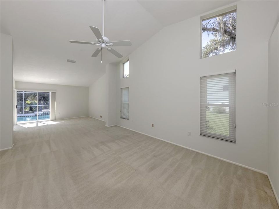 Activo con contrato: $550,000 (3 camas, 2 baños, 2425 Pies cuadrados)