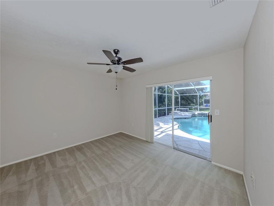 Activo con contrato: $550,000 (3 camas, 2 baños, 2425 Pies cuadrados)