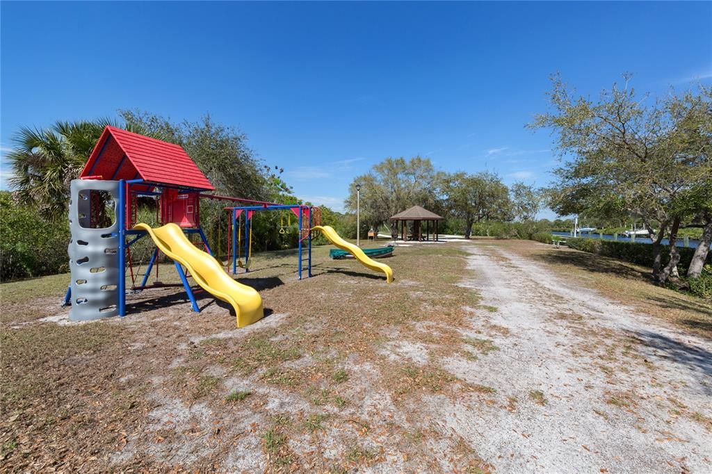 Activo con contrato: $550,000 (3 camas, 2 baños, 2425 Pies cuadrados)