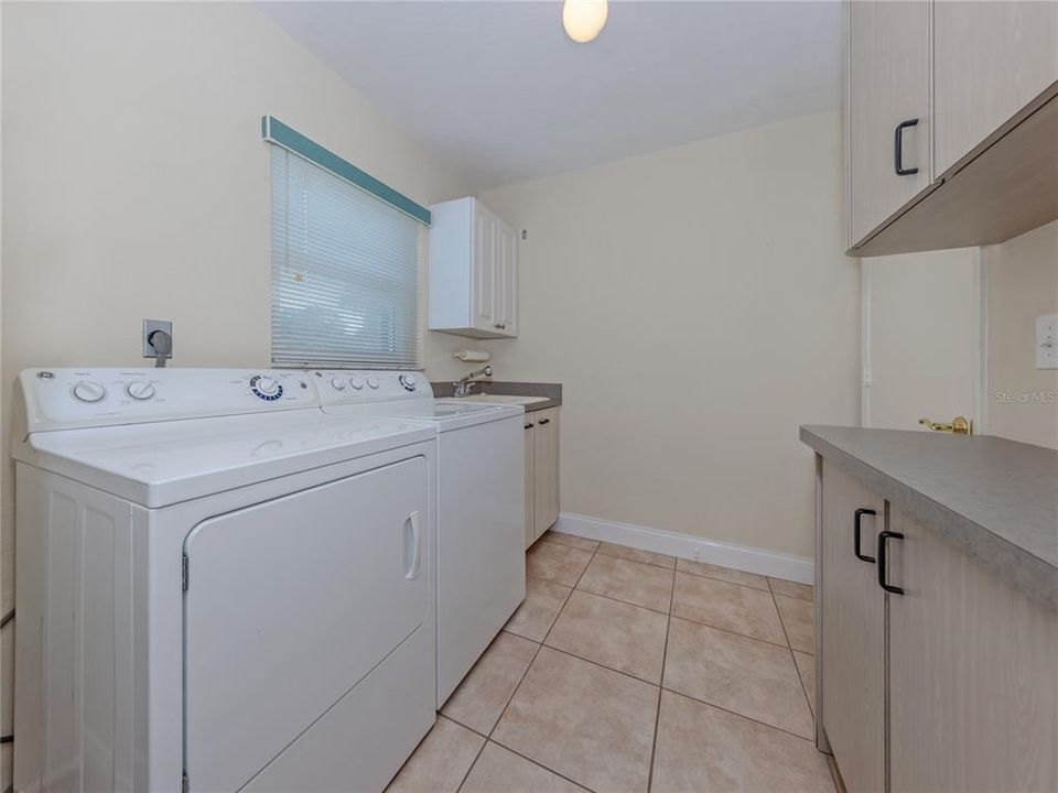Activo con contrato: $550,000 (3 camas, 2 baños, 2425 Pies cuadrados)