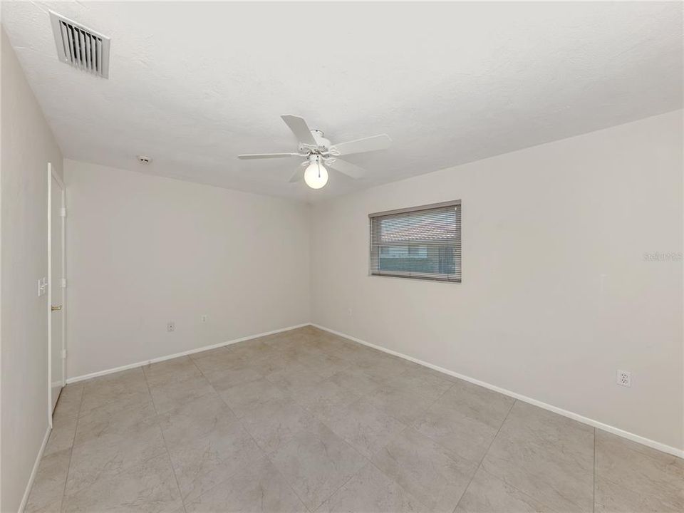Activo con contrato: $550,000 (3 camas, 2 baños, 2425 Pies cuadrados)