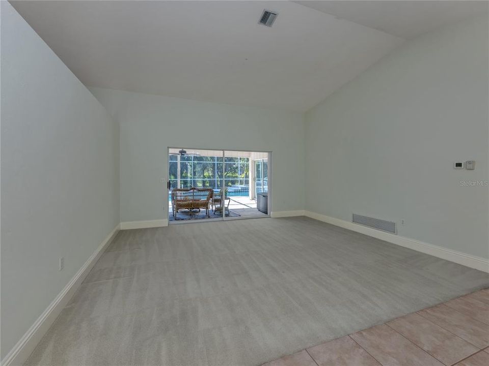 Activo con contrato: $550,000 (3 camas, 2 baños, 2425 Pies cuadrados)