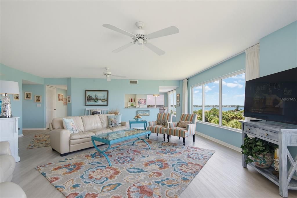 For Sale: $399,900 (3 beds, 3 baths, 1715 Square Feet)