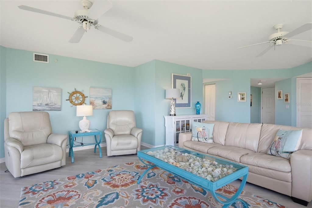 For Sale: $399,900 (3 beds, 3 baths, 1715 Square Feet)