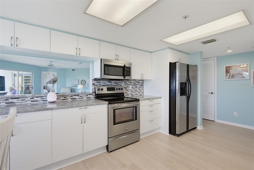 For Sale: $399,900 (3 beds, 3 baths, 1715 Square Feet)