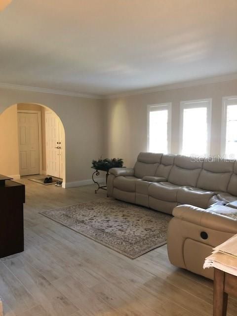 For Rent: $3,295 (3 beds, 2 baths, 1864 Square Feet)