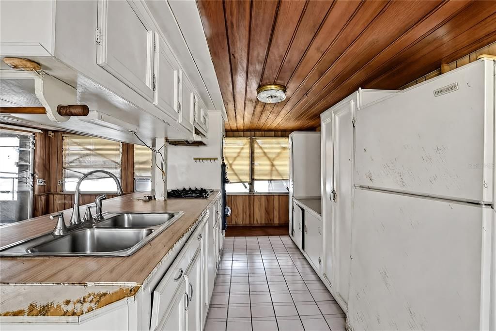 For Sale: $149,900 (2 beds, 1 baths, 1200 Square Feet)