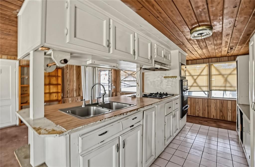 For Sale: $149,900 (2 beds, 1 baths, 1200 Square Feet)