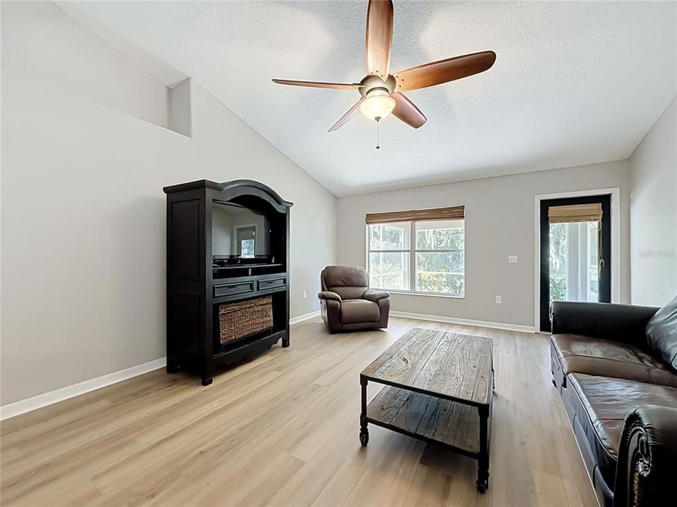 For Sale: $400,000 (4 beds, 3 baths, 2477 Square Feet)