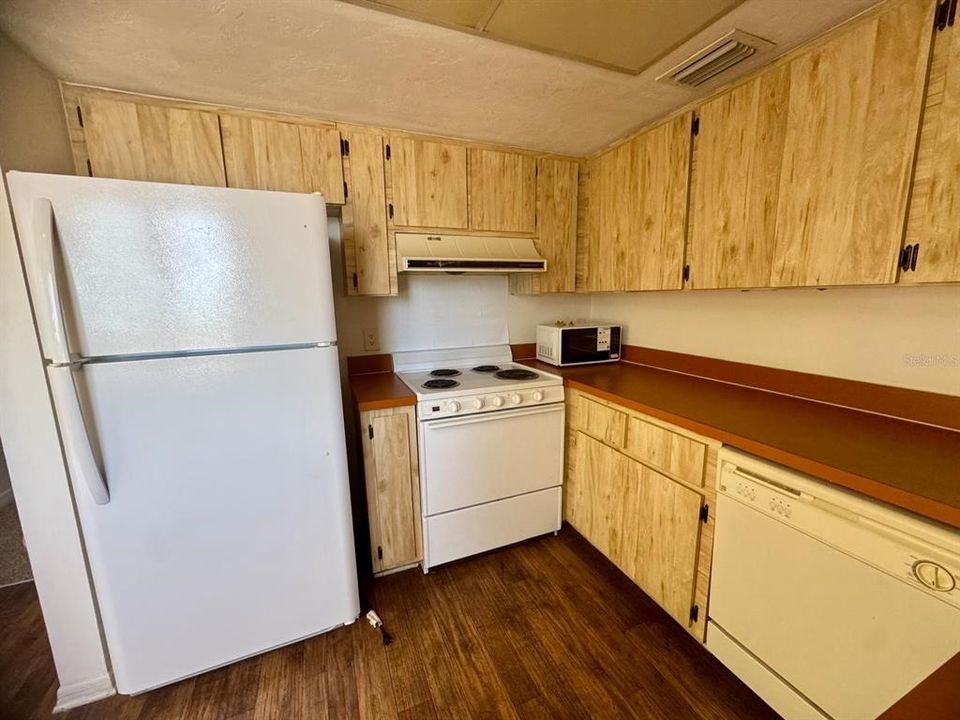 For Sale: $125,000 (2 beds, 2 baths, 1046 Square Feet)