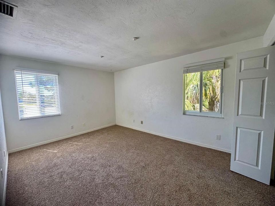 For Sale: $125,000 (2 beds, 2 baths, 1046 Square Feet)