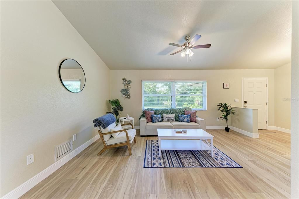 For Sale: $324,900 (2 beds, 2 baths, 1410 Square Feet)
